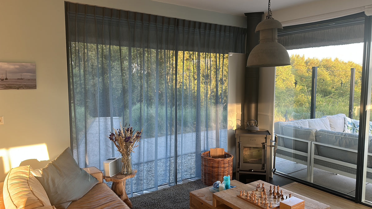 Gordijn Mooi - Grijs Blauw in huiskamer